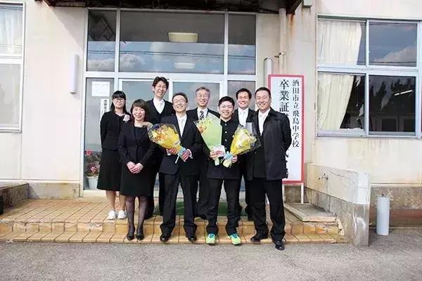 整个学校只教一名学生,他毕业那天,老师集体下岗了...
整个学校只教一名学生,他毕业那天,老师集体下岗了...