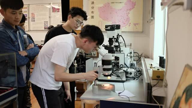 高中期间的学霸,大多来自于这三类家庭,你家是这样的吗?
高中期间的学霸,大多来自于这三类家庭,你家是这样的吗?