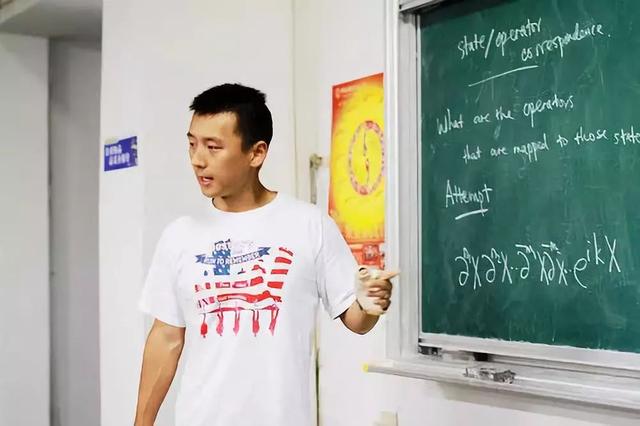 7岁学微积分,12岁上中科大后考上哈佛,与妻子相识网恋育有一女
7岁学微积分,12岁上中科大后考上哈佛,与妻子相识网恋育有一女