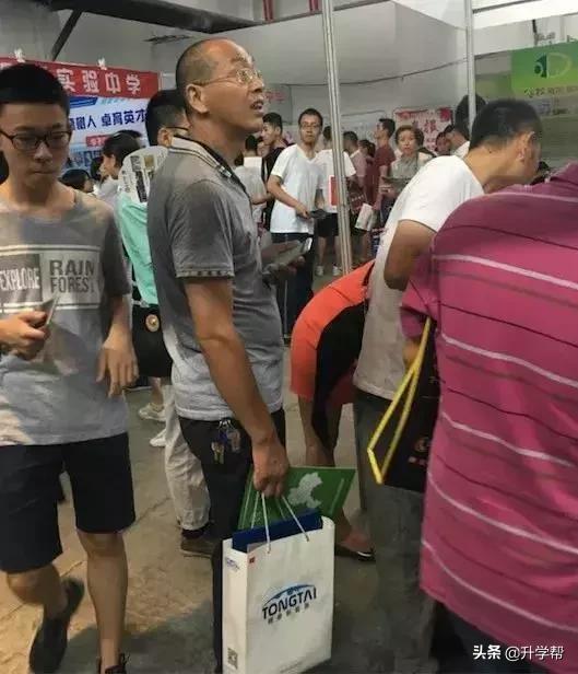 成都中考:龟儿子的当初不好好读书,让当爹的今天“四处碰壁”
成都中考:龟儿子的当初不好好读书,让当爹的今天“四处碰壁”