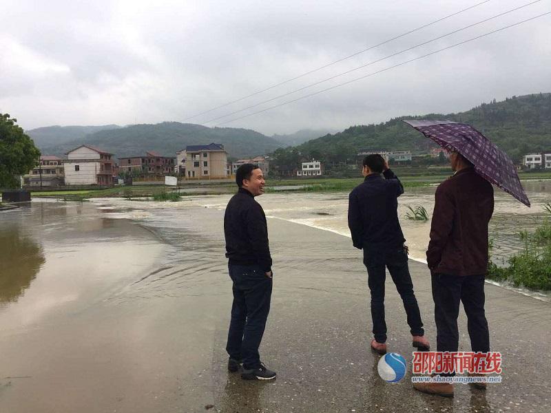 
学生的安全，老师们牵挂——邵阳县湾塘中学教师护送学生们回家


