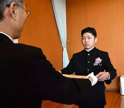 整个学校只教一名学生,他毕业那天,老师集体下岗了...
整个学校只教一名学生,他毕业那天,老师集体下岗了...