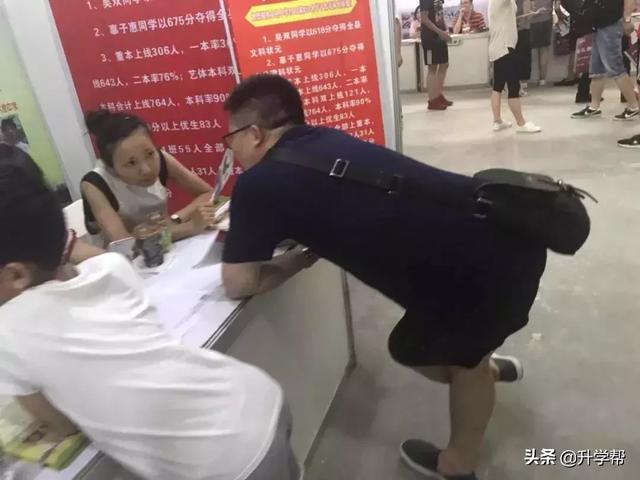 成都中考:龟儿子的当初不好好读书,让当爹的今天“四处碰壁”
成都中考:龟儿子的当初不好好读书,让当爹的今天“四处碰壁”