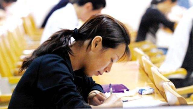 
普通二本院校的毕业生，能有机会考上公务员吗？学历真重要吗


