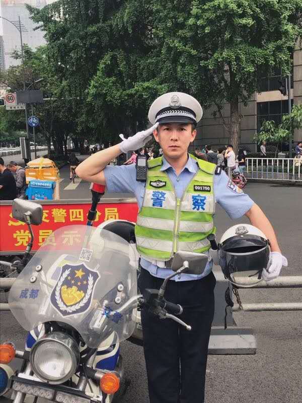 纪念五四运动100周年,成都市交警四分局开展青年志愿者活动