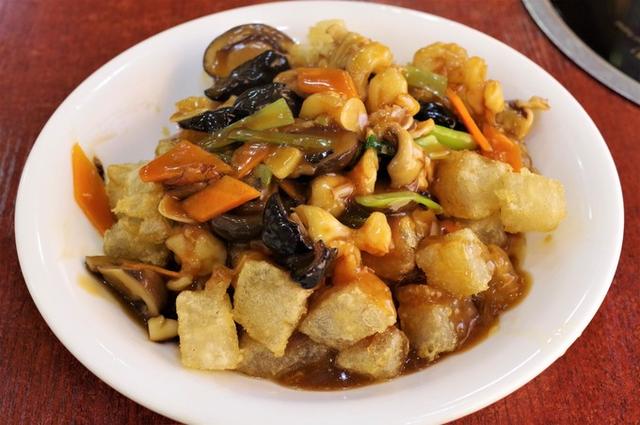 三鲜焖子炒焖子的关键一步,是将焖子放在铁锅中煎出一层酥脆的表皮