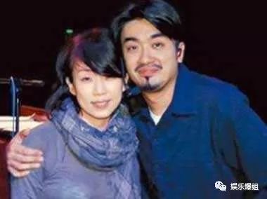 李宗盛后来又有了第三任妻子千惠,比他小26岁,而林忆莲也跟自己的初恋