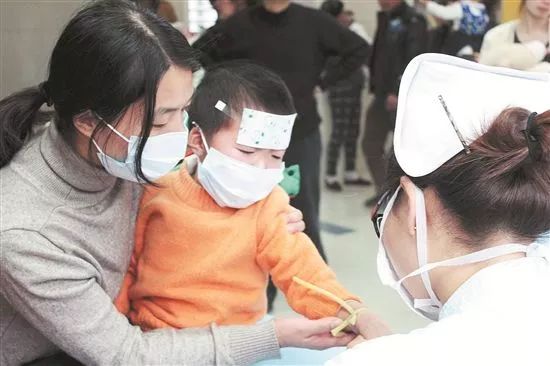                     喝了爸爸的一碗粥，东莞两岁娃竟发烧呕吐不止！检查一看……