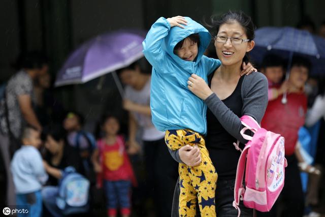 公务员不敢请保姆,在上班时间去接孩子,你说这算违纪?
公务员不敢请保姆,在上班时间去接孩子,你说这算违纪?