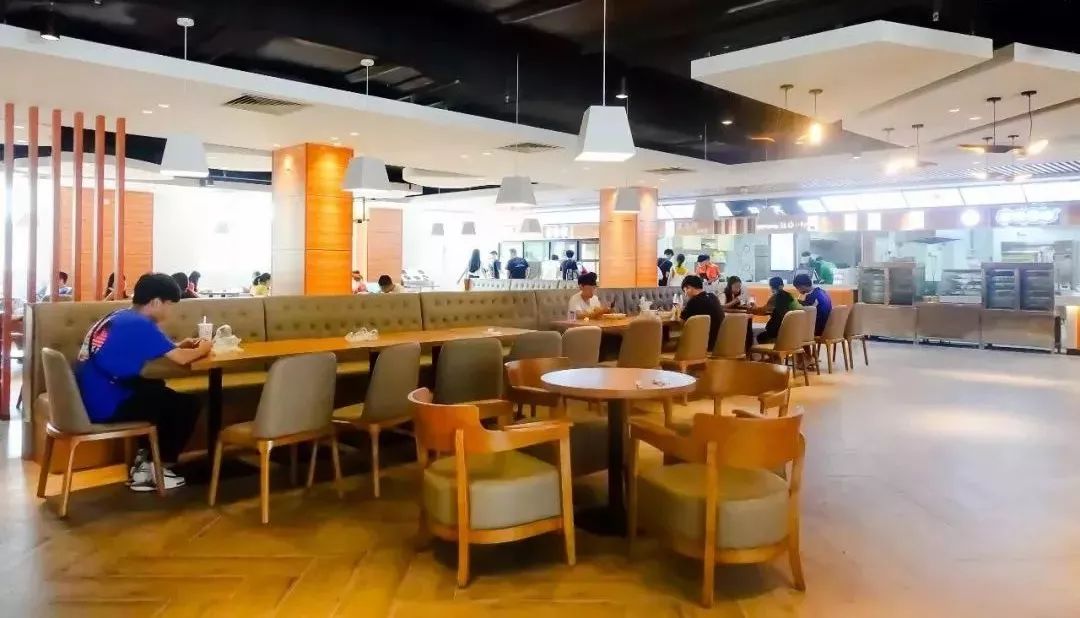 广东高校最豪华的饭堂来了!堪称皇家餐厅!
广东高校最豪华的饭堂来了!堪称皇家餐厅!