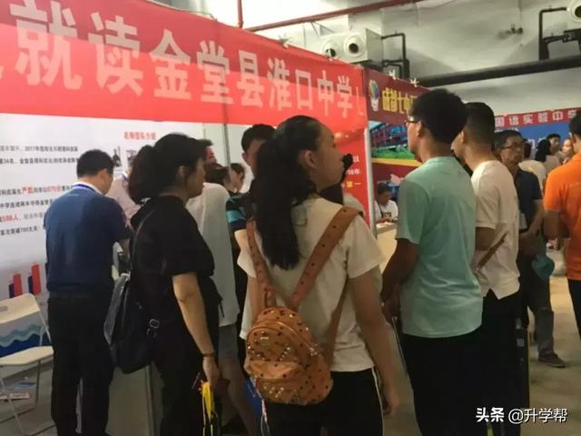 成都中考:龟儿子的当初不好好读书,让当爹的今天“四处碰壁”
成都中考:龟儿子的当初不好好读书,让当爹的今天“四处碰壁”