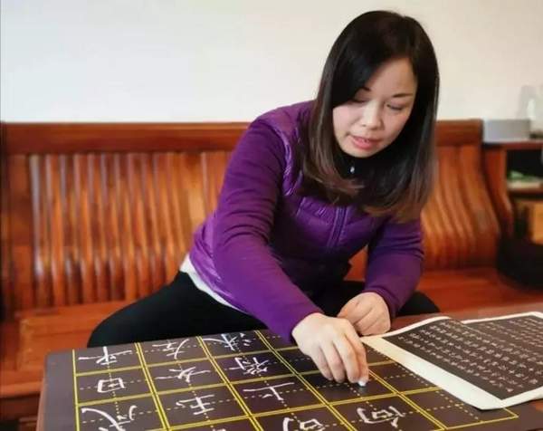 杭州一位语文老师过生日,丈夫竟送了两盒粉笔当礼物!背后故事正能量满满
杭州一位语文老师过生日,丈夫竟送了两盒粉笔当礼物!背后故事正能量满满