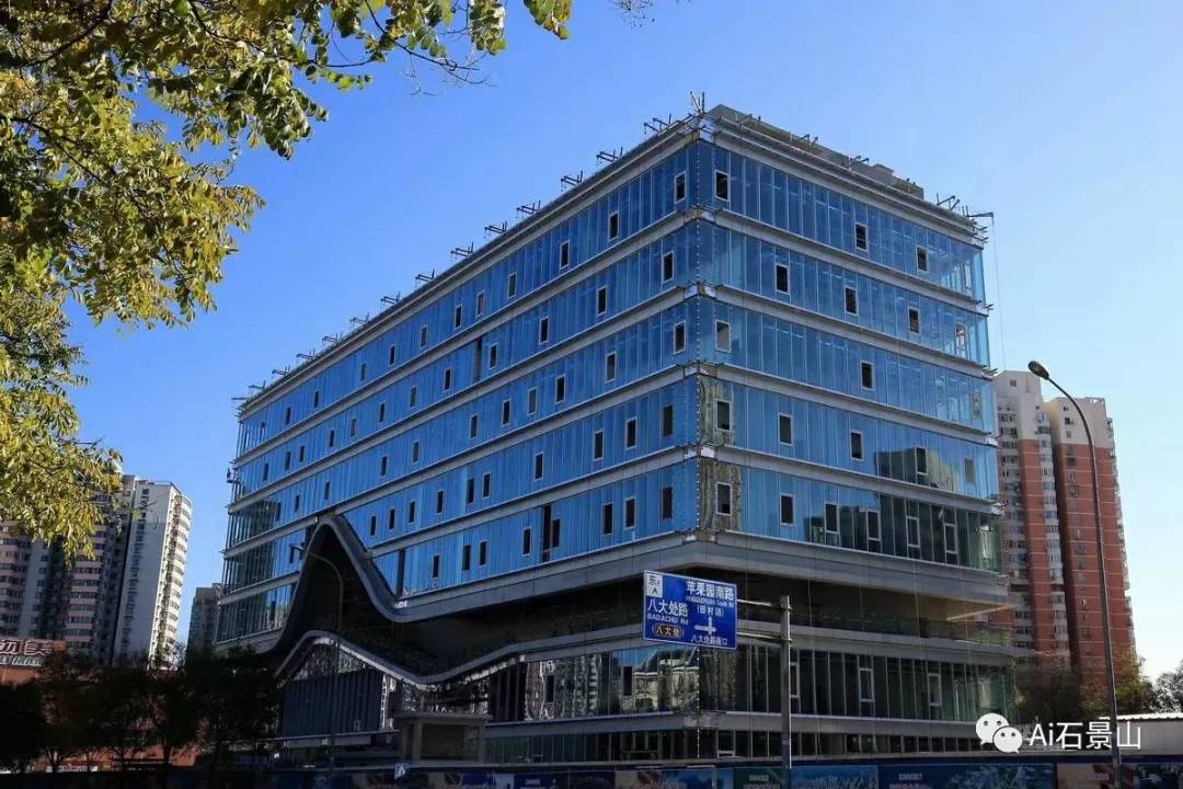 推进公共文化服务体系示范区创建,建成区文化中心,完善图书馆