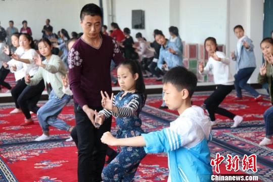 甘肃崆峒戏曲进校园:“小戏骨”唱念做打圈粉成网红
甘肃崆峒戏曲进校园:“小戏骨”唱念做打圈粉成网红