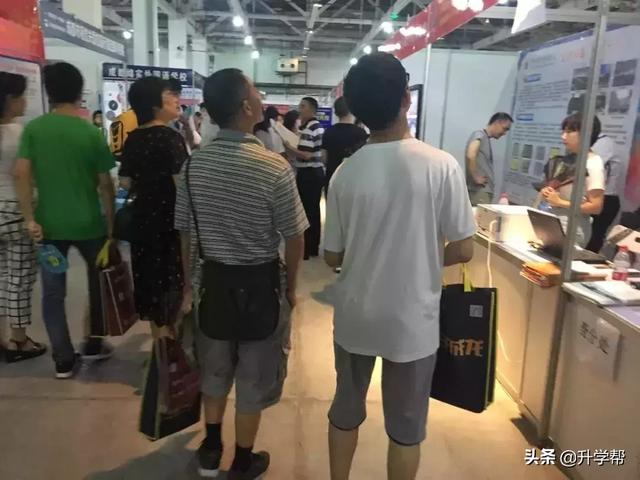 成都中考:龟儿子的当初不好好读书,让当爹的今天“四处碰壁”
成都中考:龟儿子的当初不好好读书,让当爹的今天“四处碰壁”