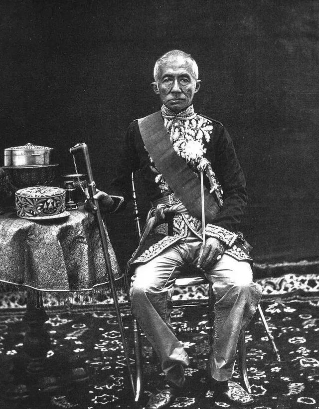 传承力量?权力 | 泰国王室（上）：参差前世听佛音