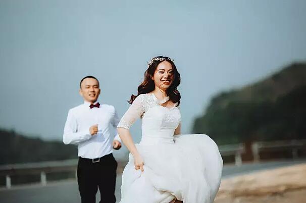 拍结婚证照片创意服装有哪些:民国风_军装