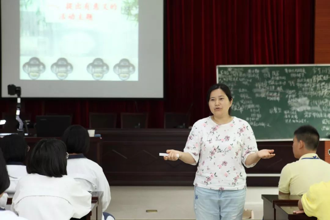 这是江口中学甘露老师带来的情景剧《问路》.