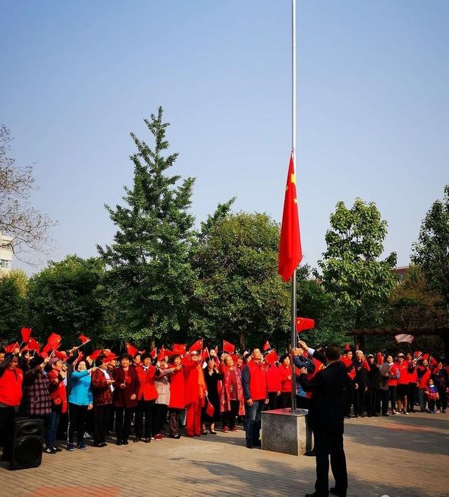 在勇士东社区,离退休干部党员与社区党员群众共同举行了庄严的升国旗