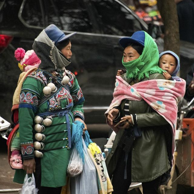 四川布拖县古老的民族彝族人着装和育儿很有地方特色