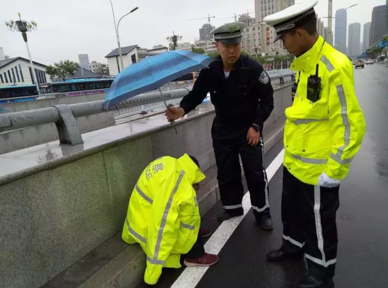 有奖互动兰州交警雨中为摔倒老人撑伞讲讲你遇到的暖心故事