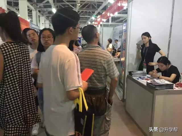 成都中考:龟儿子的当初不好好读书,让当爹的今天“四处碰壁”
成都中考:龟儿子的当初不好好读书,让当爹的今天“四处碰壁”