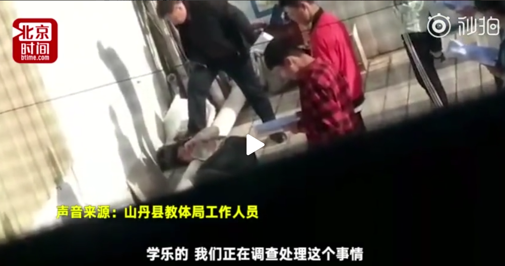 辅导学校负责人将学生踩在脚下抽打?当事人:家长委托我收拾
辅导学校负责人将学生踩在脚下抽打?当事人:家长委托我收拾
