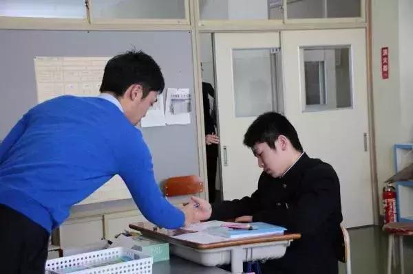 整个学校只教一名学生,他毕业那天,老师集体下岗了...
整个学校只教一名学生,他毕业那天,老师集体下岗了...