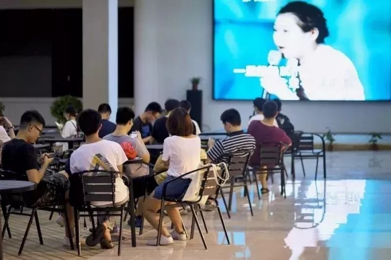 广东高校最豪华的饭堂来了!堪称皇家餐厅!
广东高校最豪华的饭堂来了!堪称皇家餐厅!