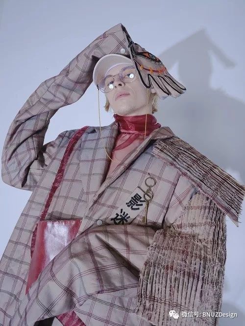 本次设计作品灵感来源于中国传统民间艺术,皮影戏当代现状,人们一边