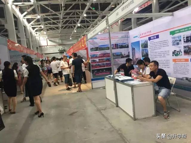 成都中考:龟儿子的当初不好好读书,让当爹的今天“四处碰壁”
成都中考:龟儿子的当初不好好读书,让当爹的今天“四处碰壁”
