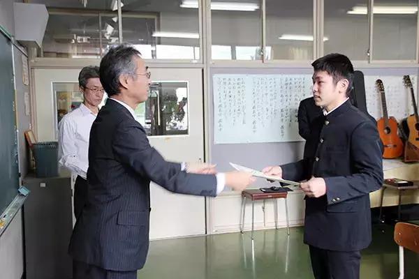 整个学校只教一名学生,他毕业那天,老师集体下岗了...
整个学校只教一名学生,他毕业那天,老师集体下岗了...