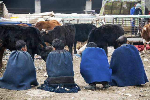 四川布拖县古老的民族彝族人着装和育儿很有地方特色