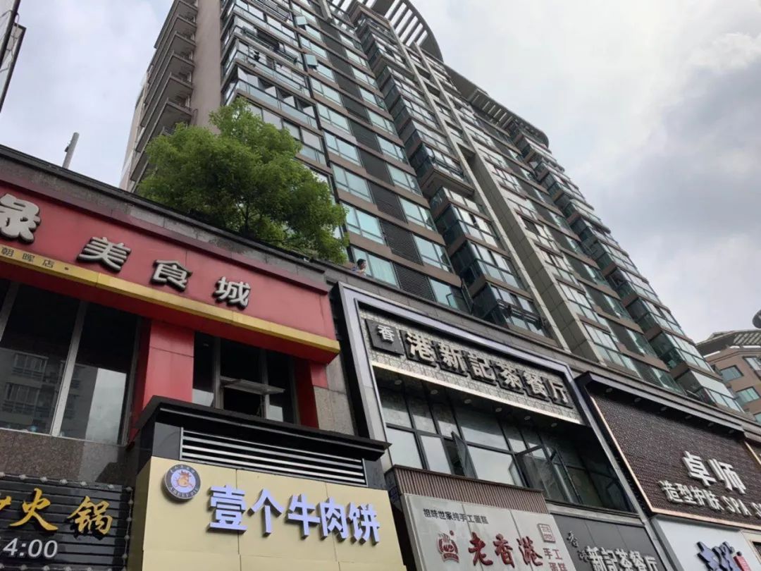 心碎!今天清早,杭州闹市绿洲花园,有个初中男生坠楼,平台上留下一只鞋子…… 胜博发登录