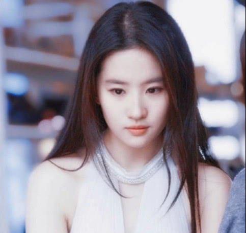 难怪刘亦菲一直是黑发,看到她的"樱花头"后,网友:仙女