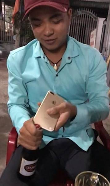 越男子在聚会上用手机开瓶炫技结果将手机折断 性爱动态