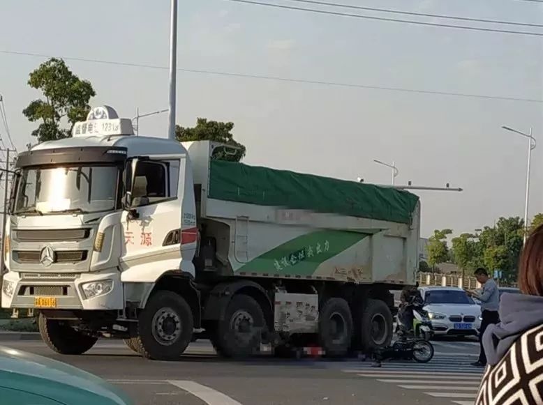 又是渣土车!常州一电动车车主被碾压,车祸视频曝光