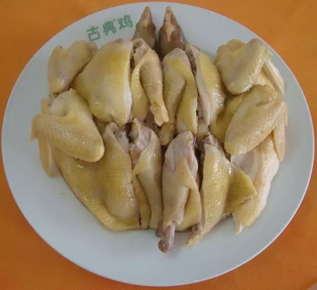 灵山香鸡灵山香鸡体躯矮小紧凑,肉髯,耳叶红色,喙前部黄色,基部大多数