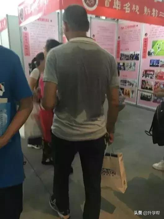 成都中考:龟儿子的当初不好好读书,让当爹的今天“四处碰壁”
成都中考:龟儿子的当初不好好读书,让当爹的今天“四处碰壁”