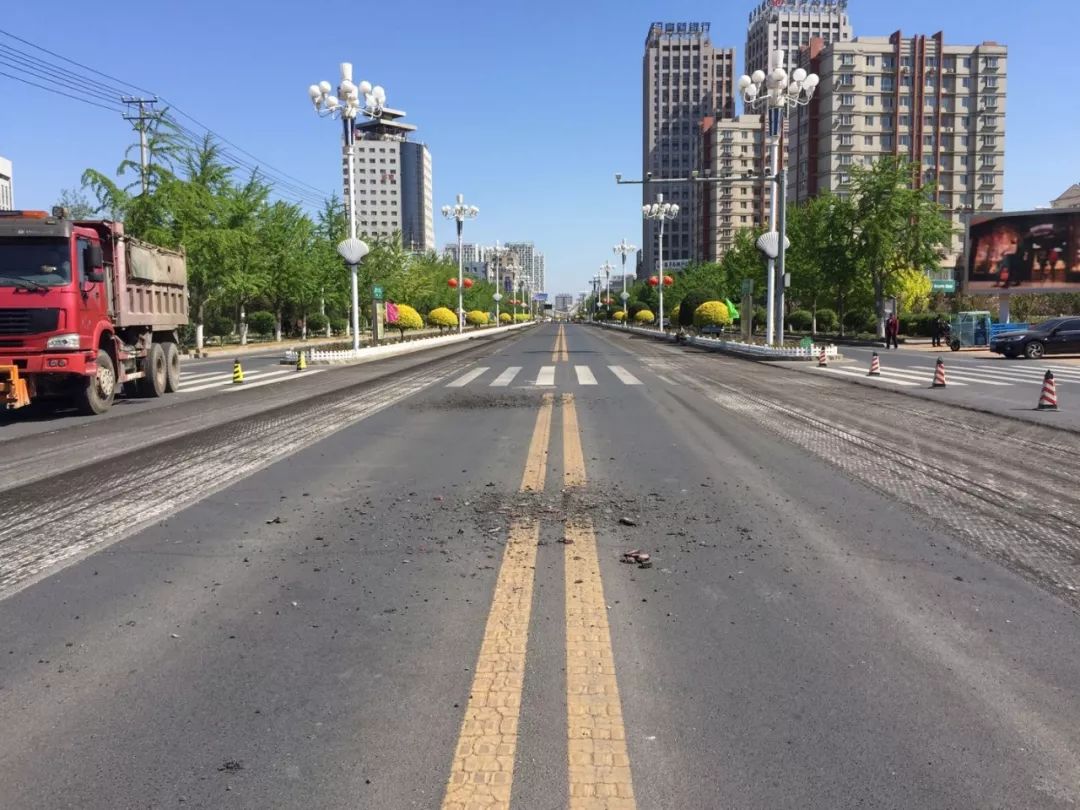 在昆仑大街施工地记者看到今年的"鲅马"沿线经过昆仑大街,辽东湾大街