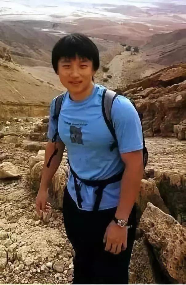 7岁学微积分,12岁上中科大后考上哈佛,与妻子相识网恋育有一女
7岁学微积分,12岁上中科大后考上哈佛,与妻子相识网恋育有一女