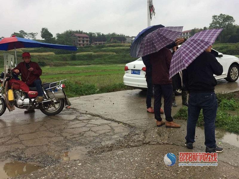 
学生的安全，老师们牵挂——邵阳县湾塘中学教师护送学生们回家


