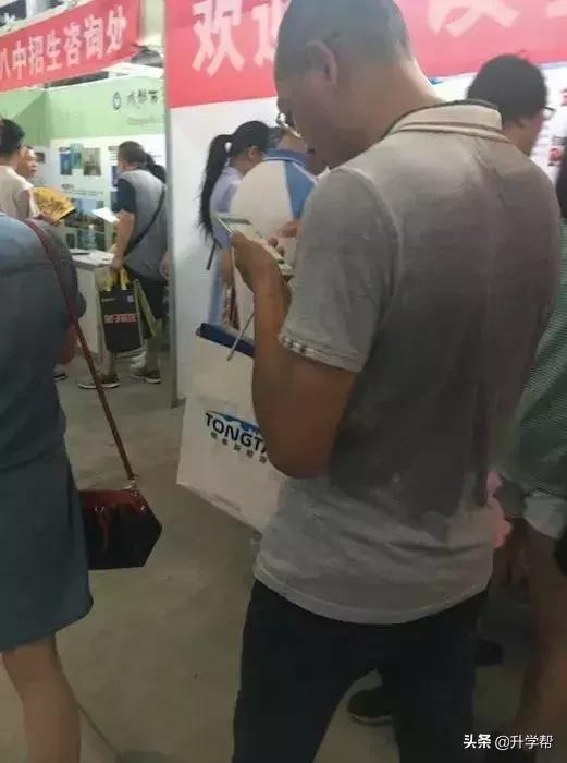 成都中考:龟儿子的当初不好好读书,让当爹的今天“四处碰壁”
成都中考:龟儿子的当初不好好读书,让当爹的今天“四处碰壁”