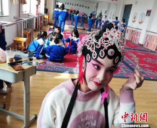甘肃崆峒戏曲进校园:“小戏骨”唱念做打圈粉成网红
甘肃崆峒戏曲进校园:“小戏骨”唱念做打圈粉成网红