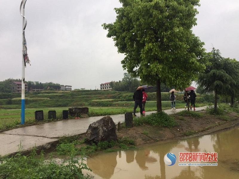 
学生的安全，老师们牵挂——邵阳县湾塘中学教师护送学生们回家


