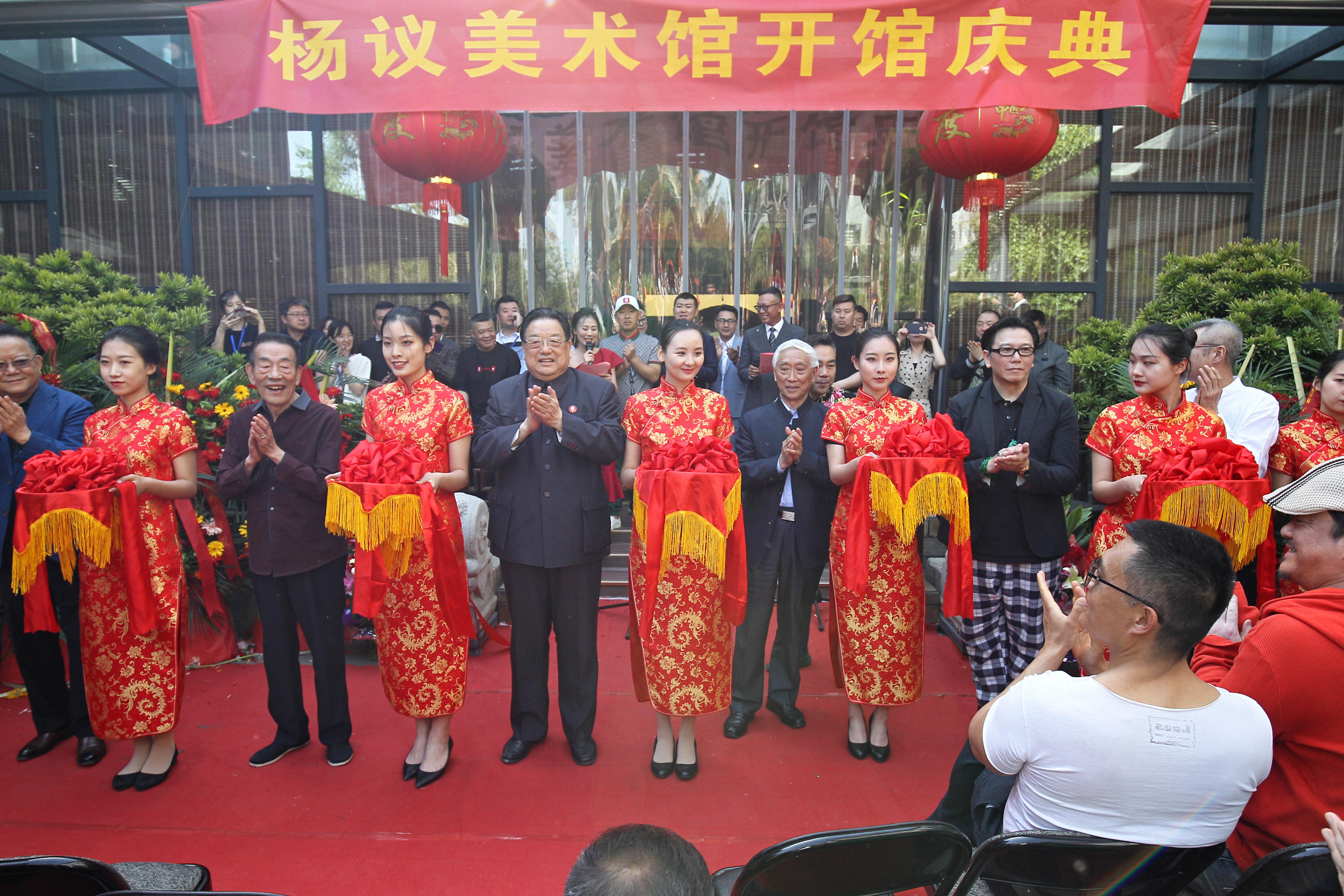 杨议穿花棉袄开美术馆,冯巩王刚祝贺,87岁父亲杨少华也到场助阵