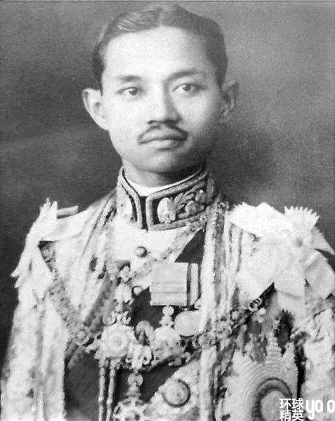 传承力量?权力 | 泰国王室（上）：参差前世听佛音