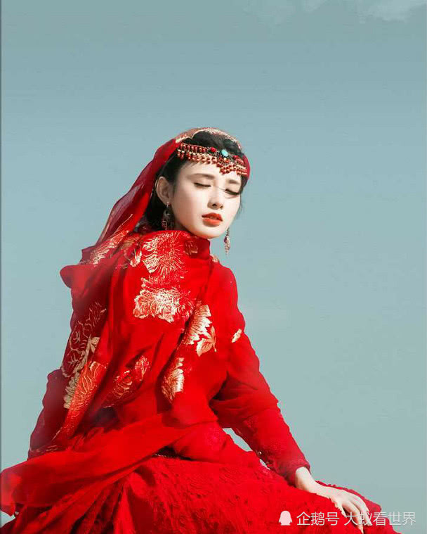 前段时间的热播剧《招摇》里面的女主路招摇,虽然不是红衣女神里最美