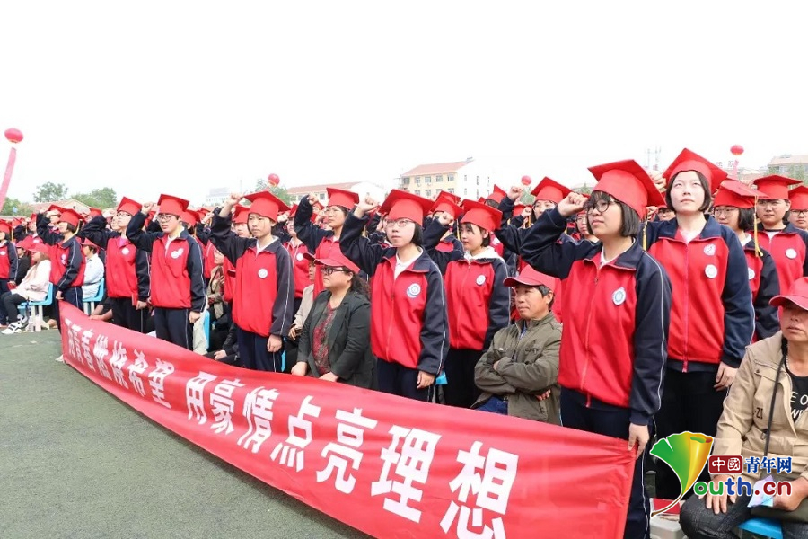 河北景县中学2500名学生举行成人礼
河北景县中学2500名学生举行成人礼