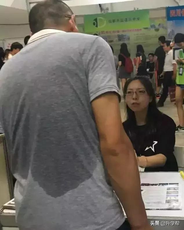 成都中考:龟儿子的当初不好好读书,让当爹的今天“四处碰壁”
成都中考:龟儿子的当初不好好读书,让当爹的今天“四处碰壁”